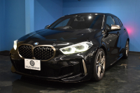 BMW 1シリーズ M135i xDrive 期間限定特別掲載 4WD ﾃﾞﾋﾞｭｰP ﾋｰﾀｰ付電動Mｽﾎﾟｰﾂｼｰﾄ 可変ｻｽﾍﾟﾝｼｮﾝ Mｼｰﾄﾍﾞﾙﾄ Mｽﾎﾟｰﾂﾌﾞﾚｰｷ 追従ACC BMWﾗｲﾌﾞｺｯｸﾋﾟｯﾄ ﾀｯﾁﾊﾟﾈﾙﾅﾋﾞ ｱｯﾌﾟﾙｶｰﾌﾟﾚｲ LEDﾍｯﾄﾞﾗｲﾄ 電動Rｹﾞｰﾄ 2年保証