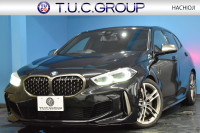 BMW 1シリーズ M135i xDrive 期間限定特別掲載 4WD ﾃﾞﾋﾞｭｰP ﾋｰﾀｰ付電動Mｽﾎﾟｰﾂｼｰﾄ 可変ｻｽﾍﾟﾝｼｮﾝ Mｼｰﾄﾍﾞﾙﾄ Mｽﾎﾟｰﾂﾌﾞﾚｰｷ 追従ACC BMWﾗｲﾌﾞｺｯｸﾋﾟｯﾄ ﾀｯﾁﾊﾟﾈﾙﾅﾋﾞ ｱｯﾌﾟﾙｶｰﾌﾟﾚｲ LEDﾍｯﾄﾞﾗｲﾄ 電動Rｹﾞｰﾄ 2年保証