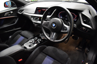 BMW 1シリーズ M135i xDrive 期間限定特別掲載 4WD ﾃﾞﾋﾞｭｰP ﾋｰﾀｰ付電動Mｽﾎﾟｰﾂｼｰﾄ 可変ｻｽﾍﾟﾝｼｮﾝ Mｼｰﾄﾍﾞﾙﾄ Mｽﾎﾟｰﾂﾌﾞﾚｰｷ 追従ACC BMWﾗｲﾌﾞｺｯｸﾋﾟｯﾄ ﾀｯﾁﾊﾟﾈﾙﾅﾋﾞ ｱｯﾌﾟﾙｶｰﾌﾟﾚｲ LEDﾍｯﾄﾞﾗｲﾄ 電動Rｹﾞｰﾄ 2年保証
