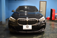 BMW 1シリーズ M135i xDrive 期間限定特別掲載 4WD ﾃﾞﾋﾞｭｰP ﾋｰﾀｰ付電動Mｽﾎﾟｰﾂｼｰﾄ 可変ｻｽﾍﾟﾝｼｮﾝ Mｼｰﾄﾍﾞﾙﾄ Mｽﾎﾟｰﾂﾌﾞﾚｰｷ 追従ACC BMWﾗｲﾌﾞｺｯｸﾋﾟｯﾄ ﾀｯﾁﾊﾟﾈﾙﾅﾋﾞ ｱｯﾌﾟﾙｶｰﾌﾟﾚｲ LEDﾍｯﾄﾞﾗｲﾄ 電動Rｹﾞｰﾄ 2年保証