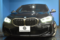 BMW 1シリーズ M135i xDrive 期間限定特別掲載 4WD ﾃﾞﾋﾞｭｰP ﾋｰﾀｰ付電動Mｽﾎﾟｰﾂｼｰﾄ 可変ｻｽﾍﾟﾝｼｮﾝ Mｼｰﾄﾍﾞﾙﾄ Mｽﾎﾟｰﾂﾌﾞﾚｰｷ 追従ACC BMWﾗｲﾌﾞｺｯｸﾋﾟｯﾄ ﾀｯﾁﾊﾟﾈﾙﾅﾋﾞ ｱｯﾌﾟﾙｶｰﾌﾟﾚｲ LEDﾍｯﾄﾞﾗｲﾄ 電動Rｹﾞｰﾄ 2年保証