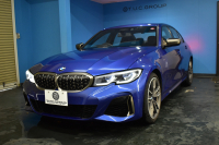 BMW 3シリーズ M340i Xﾄﾞﾗｲﾌﾞ ｲﾉﾍﾞｰｼｮﾝP ﾋｰﾀｰ付黒革 ACC HUD ﾚｰｻﾞｰLEDﾗｲﾄ 可変Mｻｽ 19AW Mｽﾎﾟｰﾂﾌﾞﾚｰｷ ｼﾞｪｽﾁｬｰC付ﾀｯﾁﾊﾟﾈﾙﾅﾋﾞ全周囲ｶﾒ駐車ｱｼｽﾄ ﾊｰﾏﾝｶｰﾄﾞﾝ 側面衝突&車線変更&逸脱警告 2年保証