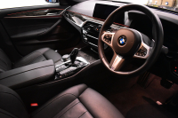 BMW 5シリーズ 540i Xﾄﾞﾗｲﾌﾞ Mｽﾎﾟｰﾂ 型式変更後ﾓﾃﾞﾙ 4WD ｺﾝﾌｫｰﾄ&ｾﾚｸﾄ&ﾊｲﾗｲﾝP ﾗｲﾌﾞｺｯｸﾋﾟｯﾄ ｻﾝﾙｰﾌ harman/kardon Fﾍﾞﾝﾁﾚｰｼｮﾝ&ﾏｯｻｰｼﾞ 全席ﾋｰﾀｰ付黒革 Mｽﾎﾟｰﾂﾌﾞﾚｰｷ LEDﾍｯﾄﾞ 液晶ﾒｰﾀｰ ACC HUD LCW  ﾀｯﾁﾊﾟﾈﾙﾅﾋﾞ全周囲ｶﾒﾗ ﾌﾙｾｸﾞ 2年保証