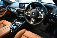 BMW Mシリーズ M5 V8ﾂｲﾝﾀｰﾎﾞ600馬力 MxDrive（4WD//2WD切替可）ｺﾝﾌｫｰﾄP  全席ﾋｰﾀｰ&前席ﾍﾞﾝﾁﾚｰｼｮﾝ&ﾏｯｻｰｼﾞ付ﾌﾞﾗｳﾝ&ﾌﾞﾗｯｸﾚｻﾞｰ ｽﾃｱﾘﾝｸﾞﾋｰﾀｰ ｱﾝﾋﾞｴﾝﾄｴｱP  追従ACC LCW LEDﾍｯﾄﾞﾗｲﾄ HUD 液晶ﾒｰﾀｰ 3Dﾋﾞｭｰ 20AW 2年保証
