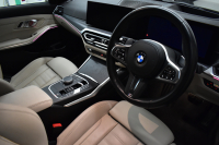 BMW 3シリーズ 320d Xﾄﾞﾗｲﾌﾞ Mｽﾎﾟｰﾂ ｺﾝﾌｫｰﾄP 4WD LCI後期 新車保証R8年4月迄 ｶｰﾌﾞﾄﾞﾃﾞｨｽﾌﾟﾚｲ ﾋｰﾀｰ付白革 LEDﾍｯﾄﾞﾗｲﾄ 19AW Pｱｼｽﾄﾌﾟﾗｽ 3Dﾋﾞｭｰ全周囲ｶﾒﾗ BMWﾗｲﾌﾞｺｯｸﾋﾟｯﾄ ｱｯﾌﾟﾙｶｰﾌﾟﾚｲ  ACC HUD 車線変更&逸脱&歩行者警告 KW車高調 2年保証