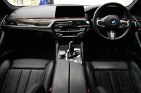 BMW 5シリーズ 530i Mｽﾎﾟｰﾂ 高出力ﾓﾃﾞﾙ ﾊｲﾗｲﾝP 型式変更後ﾓﾃﾞﾙ「ABA-JR20」 全席ﾋｰﾀｰ付黒革 全面液晶ﾒｰﾀｰ LEDﾍｯﾄﾞﾗｲﾄ 追従ACC HUD 車線変更&逸脱警告 衝突軽減B ﾀｯﾁﾊﾟﾈﾙ対応iﾄﾞﾗｲﾌﾞHDDﾅﾋﾞﾌﾙｾｸﾞ 全周囲ｶﾒﾗ3Dﾋﾞｭｰ Bｶﾒﾗ 電動ﾄﾗﾝｸ 19AW 2年保証