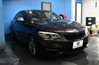 BMW 2シリーズ M240i LCI後期 直6ﾀｰﾎﾞ 340馬力 LEDﾍｯﾄﾞﾗｲﾄ 追従ACC ﾋｰﾀｰ付黒革 ﾀｯﾁﾊﾟﾈﾙiﾄﾞﾗｲﾌﾞHDDﾅﾋﾞ Bｶﾒﾗ 前後PDC 可変Mｻｽ 大型ﾌﾞﾚｰｷｼｽﾃﾑ 車線逸脱&歩行者警告 衝突軽減ﾌﾞﾚｰｷ 18AW ﾊﾟﾄﾞﾙｼﾌﾄ 2年保証