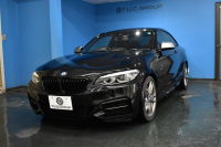 BMW 2シリーズ M240i LCI後期 直6ﾀｰﾎﾞ 340馬力 LEDﾍｯﾄﾞﾗｲﾄ 追従ACC ﾋｰﾀｰ付黒革 ﾀｯﾁﾊﾟﾈﾙiﾄﾞﾗｲﾌﾞHDDﾅﾋﾞ Bｶﾒﾗ 前後PDC 可変Mｻｽ 大型ﾌﾞﾚｰｷｼｽﾃﾑ 車線逸脱&歩行者警告 衝突軽減ﾌﾞﾚｰｷ 18AW ﾊﾟﾄﾞﾙｼﾌﾄ 2年保証