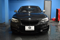 BMW 2シリーズ M240i LCI後期 直6ﾀｰﾎﾞ 340馬力 LEDﾍｯﾄﾞﾗｲﾄ 追従ACC ﾋｰﾀｰ付黒革 ﾀｯﾁﾊﾟﾈﾙiﾄﾞﾗｲﾌﾞHDDﾅﾋﾞ Bｶﾒﾗ 前後PDC 可変Mｻｽ 大型ﾌﾞﾚｰｷｼｽﾃﾑ 車線逸脱&歩行者警告 衝突軽減ﾌﾞﾚｰｷ 18AW ﾊﾟﾄﾞﾙｼﾌﾄ 2年保証
