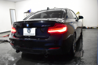 BMW 2シリーズ M240i LCI後期 直6ﾀｰﾎﾞ 340馬力 LEDﾍｯﾄﾞﾗｲﾄ 追従ACC ﾋｰﾀｰ付黒革 ﾀｯﾁﾊﾟﾈﾙiﾄﾞﾗｲﾌﾞHDDﾅﾋﾞ Bｶﾒﾗ 前後PDC 可変Mｻｽ 大型ﾌﾞﾚｰｷｼｽﾃﾑ 車線逸脱&歩行者警告 衝突軽減ﾌﾞﾚｰｷ 18AW ﾊﾟﾄﾞﾙｼﾌﾄ 2年保証