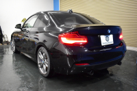 BMW 2シリーズ M240i LCI後期 直6ﾀｰﾎﾞ 340馬力 LEDﾍｯﾄﾞﾗｲﾄ 追従ACC ﾋｰﾀｰ付黒革 ﾀｯﾁﾊﾟﾈﾙiﾄﾞﾗｲﾌﾞHDDﾅﾋﾞ Bｶﾒﾗ 前後PDC 可変Mｻｽ 大型ﾌﾞﾚｰｷｼｽﾃﾑ 車線逸脱&歩行者警告 衝突軽減ﾌﾞﾚｰｷ 18AW ﾊﾟﾄﾞﾙｼﾌﾄ 2年保証