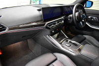 BMW 3シリーズ 320i Mｽﾎﾟｰﾂ 新車保証R7年12月迄 LCI後期 ﾊｲﾗｲﾝP ｶｰﾌﾞﾄﾞﾃﾞｨｽﾌﾟﾚｲ ﾋｰﾀｰ付黒革 LEDﾍｯﾄﾞﾗｲﾄ 電動ﾄﾗﾝｸ 18AW BMWﾗｲﾌﾞｺｯｸﾋﾟｯﾄ Bｶﾒﾗ ｱｯﾌﾟﾙｶｰﾌﾟﾚｲ  ACC HUD 車線変更&逸脱&歩行者警告 2年保証