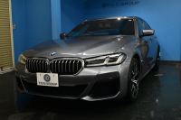 BMW 5シリーズ 530e Mｽﾎﾟｰﾂ LCI後期 PHEV ｴｸｽｸﾙｰｼﾌﾞﾅｯﾊﾟﾚｻﾞｰP 全席ﾋｰﾀｰ&Fﾍﾞﾝﾁﾚｰｼｮﾝ付ﾌﾞﾗｯｸﾅｯﾊﾟﾚｻﾞｰ LEDﾍｯﾄﾞﾗｲﾄ 可変ｻｽﾍﾟﾝｼｮﾝ ﾗｲﾌﾞｺｸﾋﾟｯﾄ ACC HUD LCW ﾀｯﾁﾊﾟﾈﾙﾅﾋﾞ全周囲ｶﾒﾗ ﾌﾙｾｸﾞ 電動ﾄﾗﾝｸ Mｽﾎﾟｰﾂﾌﾞﾚｰｷ  2年保証