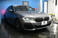 BMW 5シリーズ 530e Mｽﾎﾟｰﾂ LCI後期 PHEV ｴｸｽｸﾙｰｼﾌﾞﾅｯﾊﾟﾚｻﾞｰP 全席ﾋｰﾀｰ&Fﾍﾞﾝﾁﾚｰｼｮﾝ付ﾌﾞﾗｯｸﾅｯﾊﾟﾚｻﾞｰ LEDﾍｯﾄﾞﾗｲﾄ 可変ｻｽﾍﾟﾝｼｮﾝ ﾗｲﾌﾞｺｸﾋﾟｯﾄ ACC HUD LCW ﾀｯﾁﾊﾟﾈﾙﾅﾋﾞ全周囲ｶﾒﾗ ﾌﾙｾｸﾞ 電動ﾄﾗﾝｸ Mｽﾎﾟｰﾂﾌﾞﾚｰｷ  2年保証