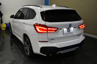 BMW X1 Xdrive20i Mｽﾎﾟｰﾂ 4WD 中期ﾓﾃﾞﾙ  ｱﾄﾞﾊﾞﾝｽﾄﾞｱｸﾃｨﾌﾞｾｰﾌﾃｨP 追従ACC HUD ﾋｰﾀｰ付電動黒革 ﾀｯﾁﾊﾟﾈﾙﾅﾋﾞBｶﾒﾗ Pｱｼｽﾄ前後PDC LEDﾍｯﾄﾞﾗｲﾄ 衝突軽減 車線逸脱&歩行者警告 電動Rｹﾞｰﾄ ﾄﾞﾗﾊﾟﾌｫ 2年保証