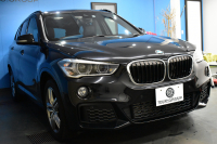 BMW X1 Xdrive20i Mｽﾎﾟｰﾂ 4WD ｱﾄﾞﾊﾞﾝｽﾄﾞｱｸﾃｨﾌﾞｾｰﾌﾃｨP 追従ACC HUD ﾋｰﾀｰ付電動黒革 ﾀｯﾁﾊﾟﾈﾙﾅﾋﾞBｶﾒﾗ Pｱｼｽﾄ前後PDC LEDﾍｯﾄﾞﾗｲﾄ 衝突軽減 車線逸脱&歩行者警告 電動Rｹﾞｰﾄ ﾄﾞﾗﾊﾟﾌｫ 2年保証