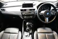 BMW X1 Xdrive20i Mｽﾎﾟｰﾂ 4WD ｱﾄﾞﾊﾞﾝｽﾄﾞｱｸﾃｨﾌﾞｾｰﾌﾃｨP 追従ACC HUD ﾋｰﾀｰ付電動黒革 ﾀｯﾁﾊﾟﾈﾙﾅﾋﾞBｶﾒﾗ Pｱｼｽﾄ前後PDC LEDﾍｯﾄﾞﾗｲﾄ 衝突軽減 車線逸脱&歩行者警告 電動Rｹﾞｰﾄ ﾄﾞﾗﾊﾟﾌｫ 2年保証