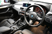 BMW X1 Xdrive20i Mｽﾎﾟｰﾂ 4WD ｱﾄﾞﾊﾞﾝｽﾄﾞｱｸﾃｨﾌﾞｾｰﾌﾃｨP 追従ACC HUD ﾋｰﾀｰ付電動黒革 ﾀｯﾁﾊﾟﾈﾙﾅﾋﾞBｶﾒﾗ Pｱｼｽﾄ前後PDC LEDﾍｯﾄﾞﾗｲﾄ 衝突軽減 車線逸脱&歩行者警告 電動Rｹﾞｰﾄ ﾄﾞﾗﾊﾟﾌｫ 2年保証