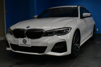 BMW 3シリーズ 320d Xﾄﾞﾗｲﾌﾞ ﾂｰﾘﾝｸﾞ Mｽﾎﾟｰﾂ 4WD ﾊｲﾗｲﾝ＆ｺﾝﾌｫｰﾄP ﾌﾙｾｸﾞTV 19AW Pｱｼｽﾄﾌﾟﾗｽ 3Dﾋﾞｭｰ全周囲ｶﾒﾗ ﾋｰﾀｰ付黒革 BMWﾗｲﾌﾞｺｯｸﾋﾟｯﾄ ｱｯﾌﾟﾙｶｰﾌﾟﾚｲ  ACC LEDﾍｯﾄﾞﾗｲﾄ 車線変更&逸脱&歩行者警告 2年保証