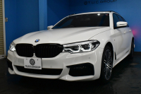 BMW 5シリーズ 540i Xﾄﾞﾗｲﾌﾞﾂｰﾘﾝｸﾞ Mｽﾎﾟｰﾂ 4WD ｺﾝﾌｫｰﾄ&ｾﾚｸﾄP ﾗｲﾌﾞｺｯｸﾋﾟｯﾄ ﾊﾟﾉﾗﾏｻﾝﾙｰﾌ harman/kardon Fﾍﾞﾝﾁﾚｰｼｮﾝ&ﾏｯｻｰｼﾞ全席ﾋｰﾀｰ付黒革 Mｽﾎﾟｰﾂﾌﾞﾚｰｷ LEDﾍｯﾄﾞﾗｲﾄ 液晶ﾒｰﾀｰ ACC HUD LCW 全周囲ｶﾒﾗ ﾌﾙｾｸﾞ 2年保証