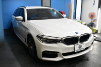 BMW 5シリーズ 523iﾂｰﾘﾝｸﾞ Mｽﾎﾟｰﾂ ｲﾉﾍﾞｰｼｮﾝ&ﾊｲﾗｲﾝP 液晶ﾒｰﾀｰ LEDﾍｯﾄﾞﾗｲﾄ 全席ﾋｰﾀｰ付黒革 追従ACC HUD ｼﾞｪｽﾁｬｰｺﾝﾄﾛｰﾙ対応ﾀｯﾁﾊﾟﾈﾙHDDﾅﾋﾞ 全周囲ｶﾒﾗ3Dﾋﾞｭｰ Pｱｼｽﾄ ﾜｲﾔﾚｽ充電 車線変更&逸脱&歩行者警告 19AW ﾃﾞｨｽﾌﾟﾚｲｷｰ 2年保証
