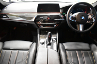 BMW 5シリーズ 523iﾂｰﾘﾝｸﾞ Mｽﾎﾟｰﾂ ｲﾉﾍﾞｰｼｮﾝ&ﾊｲﾗｲﾝP 液晶ﾒｰﾀｰ LEDﾍｯﾄﾞﾗｲﾄ 全席ﾋｰﾀｰ付黒革 追従ACC HUD ｼﾞｪｽﾁｬｰｺﾝﾄﾛｰﾙ対応ﾀｯﾁﾊﾟﾈﾙHDDﾅﾋﾞ 全周囲ｶﾒﾗ3Dﾋﾞｭｰ Pｱｼｽﾄ ﾜｲﾔﾚｽ充電 車線変更&逸脱&歩行者警告 19AW ﾃﾞｨｽﾌﾟﾚｲｷｰ 2年保証