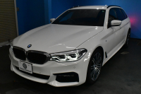 BMW 5シリーズ 523iﾂｰﾘﾝｸﾞ Mｽﾎﾟｰﾂ ｲﾉﾍﾞｰｼｮﾝ&ﾊｲﾗｲﾝP 液晶ﾒｰﾀｰ LEDﾍｯﾄﾞﾗｲﾄ 全席ﾋｰﾀｰ付黒革 追従ACC HUD ｼﾞｪｽﾁｬｰｺﾝﾄﾛｰﾙ対応ﾀｯﾁﾊﾟﾈﾙHDDﾅﾋﾞ 全周囲ｶﾒﾗ3Dﾋﾞｭｰ Pｱｼｽﾄ ﾜｲﾔﾚｽ充電 車線変更&逸脱&歩行者警告 19AW ﾃﾞｨｽﾌﾟﾚｲｷｰ 2年保証
