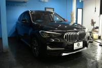 BMW X1 Xdrive18d Xﾗｲﾝ LCI後期 ﾌｪｲｽﾘﾌﾄ後ﾓﾃﾞﾙ 4WD ｾﾚｸﾄ&ｱﾄﾞﾊﾞﾝｽﾄﾞｱｸﾃｨﾌﾞｾｰﾌﾃｨ&ﾊｲﾗｲﾝ&ｺﾝﾌｫｰﾄP ﾊﾟﾉﾗﾏｻﾝR 追従ACC ﾋｰﾀｰ付電動ﾓｶﾚｻﾞｰ LEDﾍｯﾄﾞﾗｲﾄ 18AW 車線逸脱&歩行者警告 ﾀｯﾁﾊﾟﾈﾙHDDﾅﾋﾞBｶﾒﾗPｱｼｽﾄ 電動Rｹﾞｰﾄ ｽﾏｰﾄｷｰ 2年保証