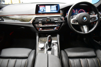 BMW 5シリーズ 523dﾂｰﾘﾝｸﾞ Mｽﾎﾟｰﾂ ｲﾉﾍﾞｰｼｮﾝ&ﾊｲﾗｲﾝP 全席ﾋｰﾀｰ付黒革 LEDﾍｯﾄﾞﾗｲﾄ 追従ACC HUD 車線変更&逸脱警告 衝突軽減B ｼﾞｪｽﾁｬｰCﾀｯﾁﾊﾟﾈﾙ対応iﾄﾞﾗｲﾌﾞHDDﾅﾋﾞ ﾌﾙｾｸﾞ 全周囲ｶﾒﾗ3Dﾋﾞｭｰ  電動Rｹﾞｰﾄ 19AW 液晶ﾒｰﾀｰ ﾜｲﾔﾚｽ充電 2年保証