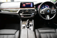 BMW 5シリーズ 540i xDrive Mｽﾎﾟｰﾂ 型式変更後ﾓﾃﾞﾙ(JS30) ﾗｲﾌﾞｺｯｸﾋﾟｯﾄ ｺﾝﾌｫｰﾄP Fﾏｯｻｰｼﾞ&ﾍﾞﾝﾁﾚｰｼｮﾝ 全席ﾋｰﾀｰ付黒革 ｿﾌﾄｸﾛｰｽﾞﾄﾞｱ ACC HUD LEDﾍｯﾄﾞﾗｲﾄ 全周囲ｶﾒﾗ Pｱｼｽﾄ ﾌﾙｾｸﾞ 車線変更&逸脱&歩行者警告 衝突軽減B Mｽﾎﾟｰﾂﾌﾞﾚｰｷ 19AW 可変ｻｽ  2年保証