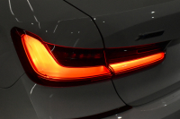 BMW 3シリーズ 320d Xﾄﾞﾗｲﾌﾞ Mｽﾎﾟｰﾂ 4WD ﾃﾞﾋﾞｭｰ&ｺﾝﾌｫｰﾄP ｻﾝﾙｰﾌ 全周囲ｶﾒﾗ ﾋｰﾀｰ付黒革電動ｽﾎﾟｰﾂｼｰﾄ 19AW 電動ﾄﾗﾝｸ ﾜｲﾔﾚｽ充電 追従ACC LEDﾍｯﾄﾞﾗｲﾄ ﾗｲﾌﾞｺｯｸﾋﾟｯﾄ ｱｯﾌﾟﾙｶｰﾌﾟﾚｲ  側面衝突&車線変更&逸脱&歩行者警告 液晶ﾒｰﾀｰ 後退ｱｼｽﾄ 2年保証