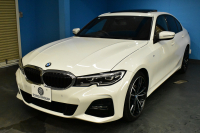 BMW 3シリーズ 320d Xﾄﾞﾗｲﾌﾞ Mｽﾎﾟｰﾂ 4WD ﾃﾞﾋﾞｭｰ&ｺﾝﾌｫｰﾄP ｻﾝﾙｰﾌ 全周囲ｶﾒﾗ ﾋｰﾀｰ付黒革電動ｽﾎﾟｰﾂｼｰﾄ 19AW 電動ﾄﾗﾝｸ ﾜｲﾔﾚｽ充電 追従ACC LEDﾍｯﾄﾞﾗｲﾄ ﾗｲﾌﾞｺｯｸﾋﾟｯﾄ ｱｯﾌﾟﾙｶｰﾌﾟﾚｲ  側面衝突&車線変更&逸脱&歩行者警告 液晶ﾒｰﾀｰ 後退ｱｼｽﾄ 2年保証