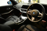 BMW 3シリーズ 320d Xﾄﾞﾗｲﾌﾞ Mｽﾎﾟｰﾂ 4WD ﾃﾞﾋﾞｭｰ&ｺﾝﾌｫｰﾄP ｻﾝﾙｰﾌ 全周囲ｶﾒﾗ ﾋｰﾀｰ付黒革電動ｽﾎﾟｰﾂｼｰﾄ 19AW 電動ﾄﾗﾝｸ ﾜｲﾔﾚｽ充電 追従ACC LEDﾍｯﾄﾞﾗｲﾄ ﾗｲﾌﾞｺｯｸﾋﾟｯﾄ ｱｯﾌﾟﾙｶｰﾌﾟﾚｲ  側面衝突&車線変更&逸脱&歩行者警告 液晶ﾒｰﾀｰ 後退ｱｼｽﾄ 2年保証