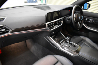 BMW 3シリーズ 320d Xﾄﾞﾗｲﾌﾞ Mｽﾎﾟｰﾂ 期間限定特別掲載！ 4WD ﾃﾞﾋﾞｭｰ&ｺﾝﾌｫｰﾄP ｻﾝﾙｰﾌ 全周囲ｶﾒﾗ ﾋｰﾀｰ付黒革電動ｽﾎﾟｰﾂｼｰﾄ 19AW 電動ﾄﾗﾝｸ ﾜｲﾔﾚｽ充電 追従ACC LEDﾍｯﾄﾞﾗｲﾄ ﾗｲﾌﾞｺｯｸﾋﾟｯﾄ ｱｯﾌﾟﾙｶｰﾌﾟﾚｲ  側面衝突&車線変更&逸脱&歩行者警告 液晶ﾒｰﾀｰ 2年保証