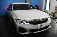 BMW 3シリーズ M340i Xﾄﾞﾗｲﾌﾞ 1ｵｰﾅｰ ｲﾉﾍﾞｰｼｮﾝP ﾋｰﾀｰ付黒革 全周囲ｶﾒﾗ ACC HUD ﾚｰｻﾞｰLEDﾗｲﾄ 可変Mｻｽ 19AW Mｽﾎﾟｰﾂﾌﾞﾚｰｷ&ﾃﾞﾌ ｼﾞｪｽﾁｬｰC付ﾀｯﾁﾊﾟﾈﾙﾅﾋﾞ ﾊｰﾏﾝｶｰﾄﾞﾝ 側面衝突&車線変更&逸脱警告 2年保証