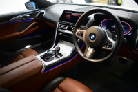 BMW 8シリーズ 840i ｸﾞﾗﾝｸｰﾍﾟ Mｽﾎﾟｰﾂ ﾊﾟﾉﾗﾏｶﾞﾗｽｻﾝﾙｰﾌ ﾚｰｻﾞｰLED ACC HUD  全席ﾋｰﾀｰ付茶＆黒革 前席ﾍﾞﾝﾁﾚｰｼｮﾝ ﾊｰﾏﾝｶｰﾄﾞﾝ ｲﾝﾃﾘｾｰﾌ ﾗｲﾌﾞｺｯｸﾋﾟｯﾄ ｼﾞｪｽﾁｬｰC対応ﾀｯﾁﾊﾟﾈﾙﾅﾋﾞ3Dﾋﾞｭｰ 2年保証