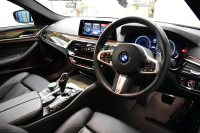 BMW 5シリーズ 530i Mｽﾎﾟｰﾂ 型式変更後ﾓﾃﾞﾙ 1ｵｰﾅｰ ﾊｲﾗｲﾝP 全面液晶ﾒｰﾀｰ 高出力ﾓﾃﾞﾙ 全席ﾋｰﾀｰ付黒革 HUD LEDﾍｯﾄﾞﾗｲﾄ 追従ACC Mｽﾎﾟｰﾂﾌﾞﾚｰｷ 車線変更警告 ﾀｯﾁﾊﾟﾈﾙ対応iﾄﾞﾗｲﾌﾞHDDﾅﾋﾞﾌﾙｾｸﾞ 3Dﾋﾞｭｰ Pｱｼｽﾄﾌﾟﾗｽ 電動ﾄﾗﾝｸ 2年保証