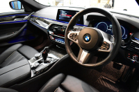 BMW 5シリーズ 530e Mｽﾎﾟｰﾂ iﾊﾟﾌｫｰﾏﾝｽ PHEV ｻﾝﾙｰﾌ ｲﾉﾍﾞｰｼｮﾝ&ﾊｲﾗｲﾝP 全面液晶ﾒｰﾀｰ 全席ﾋｰﾀｰ付黒革 ﾊｰﾏﾝｶｰﾄﾞﾝ 4ｿﾞｰﾝｴｱｺﾝ LEDﾍｯﾄﾞﾗｲﾄ ACC HUD LCW ﾀｯﾁﾊﾟﾈﾙﾅﾋﾞ全周囲ｶﾒﾗ ﾌﾙｾｸﾞﾜｲﾔﾚｽ充電 電動ﾄﾗﾝｸ Mｽﾎﾟｰﾂﾌﾞﾚｰｷ  2年保証