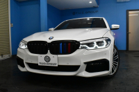 BMW 5シリーズ 530e Mｽﾎﾟｰﾂ iﾊﾟﾌｫｰﾏﾝｽ PHEV ｻﾝﾙｰﾌ ｲﾉﾍﾞｰｼｮﾝ&ﾊｲﾗｲﾝP 全面液晶ﾒｰﾀｰ 全席ﾋｰﾀｰ付黒革 ﾊｰﾏﾝｶｰﾄﾞﾝ 4ｿﾞｰﾝｴｱｺﾝ LEDﾍｯﾄﾞﾗｲﾄ ACC HUD LCW ﾀｯﾁﾊﾟﾈﾙﾅﾋﾞ全周囲ｶﾒﾗ ﾌﾙｾｸﾞﾜｲﾔﾚｽ充電 電動ﾄﾗﾝｸ Mｽﾎﾟｰﾂﾌﾞﾚｰｷ  2年保証