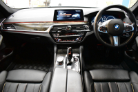 BMW 5シリーズ 530e Mｽﾎﾟｰﾂ iﾊﾟﾌｫｰﾏﾝｽ PHEV ｻﾝﾙｰﾌ 1ｵｰﾅｰ ﾊｲﾗｲﾝP 全席ﾋｰﾀｰ付黒革 LEDﾍｯﾄﾞﾗｲﾄ 液晶ﾒｰﾀｰ ACC LCW ﾀｯﾁﾊﾟﾈﾙﾅﾋﾞ全周囲ｶﾒﾗ ﾌﾙｾｸﾞﾊﾟｰｷﾝｸﾞｱｼｽﾄ 電動ﾄﾗﾝｸ Mｽﾎﾟｰﾂﾌﾞﾚｰｷ  2年保証