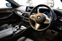 BMW 5シリーズ 530e Mｽﾎﾟｰﾂ iﾊﾟﾌｫｰﾏﾝｽ PHEV ｻﾝﾙｰﾌ 1ｵｰﾅｰ ﾊｲﾗｲﾝP 全席ﾋｰﾀｰ付黒革 LEDﾍｯﾄﾞﾗｲﾄ 液晶ﾒｰﾀｰ ACC LCW ﾀｯﾁﾊﾟﾈﾙﾅﾋﾞ全周囲ｶﾒﾗ ﾌﾙｾｸﾞﾊﾟｰｷﾝｸﾞｱｼｽﾄ 電動ﾄﾗﾝｸ Mｽﾎﾟｰﾂﾌﾞﾚｰｷ  2年保証