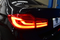 BMW 5シリーズ 530e Mｽﾎﾟｰﾂ iﾊﾟﾌｫｰﾏﾝｽ PHEV ｻﾝﾙｰﾌ 1ｵｰﾅｰ ﾊｲﾗｲﾝP 全席ﾋｰﾀｰ付黒革 LEDﾍｯﾄﾞﾗｲﾄ 液晶ﾒｰﾀｰ ACC LCW ﾀｯﾁﾊﾟﾈﾙﾅﾋﾞ全周囲ｶﾒﾗ ﾌﾙｾｸﾞﾊﾟｰｷﾝｸﾞｱｼｽﾄ 電動ﾄﾗﾝｸ Mｽﾎﾟｰﾂﾌﾞﾚｰｷ  2年保証