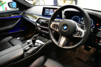 BMW 5シリーズ 530i Mｽﾎﾟｰﾂ 型式変更後ﾓﾃﾞﾙ「JR20」 高出力ﾓﾃﾞﾙ ﾊｲﾗｲﾝP 全席ﾋｰﾀｰ付黒革 HUD LEDﾍｯﾄﾞﾗｲﾄ 追従ACC Mｽﾎﾟｰﾂﾌﾞﾚｰｷ 19AW 全面液晶ﾒｰﾀｰ 車線変更警告 ﾀｯﾁﾊﾟﾈﾙ対応iﾄﾞﾗｲﾌﾞHDDﾅﾋﾞ全周囲ｶﾒﾗ 3Dﾋﾞｭｰ ﾌﾙｾｸﾞ Pｱｼｽﾄﾌﾟﾗｽ 電動ﾄﾗﾝｸ 2年保証