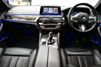 BMW 5シリーズ 530i Mｽﾎﾟｰﾂ 型式変更後ﾓﾃﾞﾙ「JR20」 高出力ﾓﾃﾞﾙ ﾊｲﾗｲﾝP 全席ﾋｰﾀｰ付黒革 HUD LEDﾍｯﾄﾞﾗｲﾄ 追従ACC Mｽﾎﾟｰﾂﾌﾞﾚｰｷ 19AW 全面液晶ﾒｰﾀｰ 車線変更警告 ﾀｯﾁﾊﾟﾈﾙ対応iﾄﾞﾗｲﾌﾞHDDﾅﾋﾞ全周囲ｶﾒﾗ 3Dﾋﾞｭｰ ﾌﾙｾｸﾞ Pｱｼｽﾄﾌﾟﾗｽ 電動ﾄﾗﾝｸ 2年保証