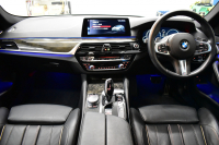 BMW 5シリーズ 530e Mｽﾎﾟｰﾂ iﾊﾟﾌｫｰﾏﾝｽ PHEV ﾊｲﾗｲﾝP 全席ﾋｰﾀｰ付黒革 HUD ｼﾞｪｽﾁｬｰｺﾝﾄﾛｰﾙ付ﾀｯﾁﾊﾟﾈﾙﾅﾋﾞ全周囲ｶﾒﾗ ﾌﾙｾｸﾞTV LEDﾍｯﾄﾞﾗｲﾄ 液晶ﾒｰﾀｰ ACC LCW ﾊﾟｰｷﾝｸﾞｱｼｽﾄ 電動ﾄﾗﾝｸ Mｽﾎﾟｰﾂﾌﾞﾚｰｷ  2年保証