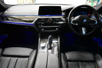 BMW 5シリーズ 530e Mｽﾎﾟｰﾂ iﾊﾟﾌｫｰﾏﾝｽ PHEV ﾊｲﾗｲﾝP 全席ﾋｰﾀｰ付黒革 HUD ｼﾞｪｽﾁｬｰｺﾝﾄﾛｰﾙ付ﾀｯﾁﾊﾟﾈﾙﾅﾋﾞ全周囲ｶﾒﾗ ﾌﾙｾｸﾞTV LEDﾍｯﾄﾞﾗｲﾄ 液晶ﾒｰﾀｰ ACC LCW ﾊﾟｰｷﾝｸﾞｱｼｽﾄ 電動ﾄﾗﾝｸ Mｽﾎﾟｰﾂﾌﾞﾚｰｷ  2年保証