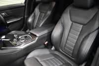 BMW 3シリーズ 320i Mｽﾎﾟｰﾂ ﾃﾞﾋﾞｭｰ&ｺﾝﾌｫｰﾄP ﾋｰﾀｰ付黒革 19AW ﾗｲﾌﾞｺｯｸﾋﾟｯﾄﾀｯﾁﾊﾟﾈﾙﾅﾋﾞ ｱｯﾌﾟﾙｶｰﾌﾟﾚｲ 追従ACC LEDﾍｯﾄﾞﾗｲﾄ 電動ﾄﾗﾝｸ 側面衝突&車線変更&逸脱警告 液晶ﾒｰﾀｰ Pｱｼｽﾄ ｳｯﾄﾞｲﾝﾃﾘｱ HiFiｽﾋﾟｰｶｰ 2年保証
