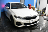 BMW 3シリーズ 320i Mｽﾎﾟｰﾂ ﾃﾞﾋﾞｭｰ&ｺﾝﾌｫｰﾄP ﾋｰﾀｰ付黒革 19AW ﾗｲﾌﾞｺｯｸﾋﾟｯﾄﾀｯﾁﾊﾟﾈﾙﾅﾋﾞ ｱｯﾌﾟﾙｶｰﾌﾟﾚｲ 追従ACC LEDﾍｯﾄﾞﾗｲﾄ 電動ﾄﾗﾝｸ 側面衝突&車線変更&逸脱警告 液晶ﾒｰﾀｰ Pｱｼｽﾄ ｳｯﾄﾞｲﾝﾃﾘｱ HiFiｽﾋﾟｰｶｰ 2年保証