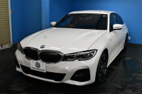 BMW 3シリーズ 320i Mｽﾎﾟｰﾂ ﾃﾞﾋﾞｭｰ&ｺﾝﾌｫｰﾄP ﾋｰﾀｰ付黒革 19AW ﾗｲﾌﾞｺｯｸﾋﾟｯﾄﾀｯﾁﾊﾟﾈﾙﾅﾋﾞ ｱｯﾌﾟﾙｶｰﾌﾟﾚｲ 追従ACC LEDﾍｯﾄﾞﾗｲﾄ 電動ﾄﾗﾝｸ 側面衝突&車線変更&逸脱警告 液晶ﾒｰﾀｰ Pｱｼｽﾄ ｳｯﾄﾞｲﾝﾃﾘｱ HiFiｽﾋﾟｰｶｰ 2年保証