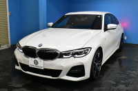 BMW 3シリーズ 320i Mｽﾎﾟｰﾂ ﾃﾞﾋﾞｭｰ&ｺﾝﾌｫｰﾄP ﾋｰﾀｰ付黒革 19AW ﾗｲﾌﾞｺｯｸﾋﾟｯﾄﾀｯﾁﾊﾟﾈﾙﾅﾋﾞ ｱｯﾌﾟﾙｶｰﾌﾟﾚｲ 追従ACC LEDﾍｯﾄﾞﾗｲﾄ 電動ﾄﾗﾝｸ 側面衝突&車線変更&逸脱警告 液晶ﾒｰﾀｰ Pｱｼｽﾄ ｳｯﾄﾞｲﾝﾃﾘｱ HiFiｽﾋﾟｰｶｰ 2年保証